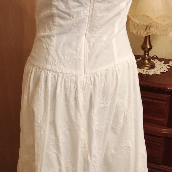 Simple White Halter Dress - Picture 4 of 4